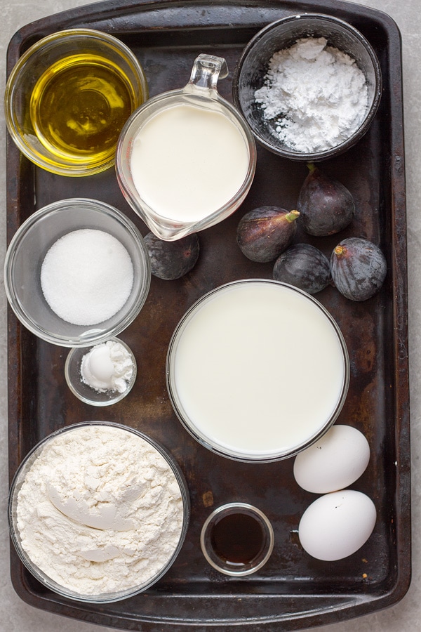 Flour, powdered sugar, oil, eggs, fresh figs, milk, vanilla, sugar, baking powder.