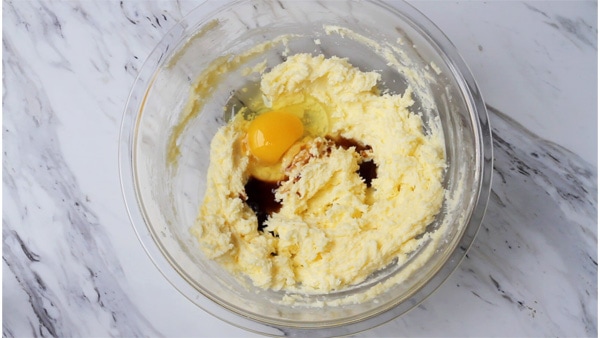 Butter, sugar, egg, vanilla extract.