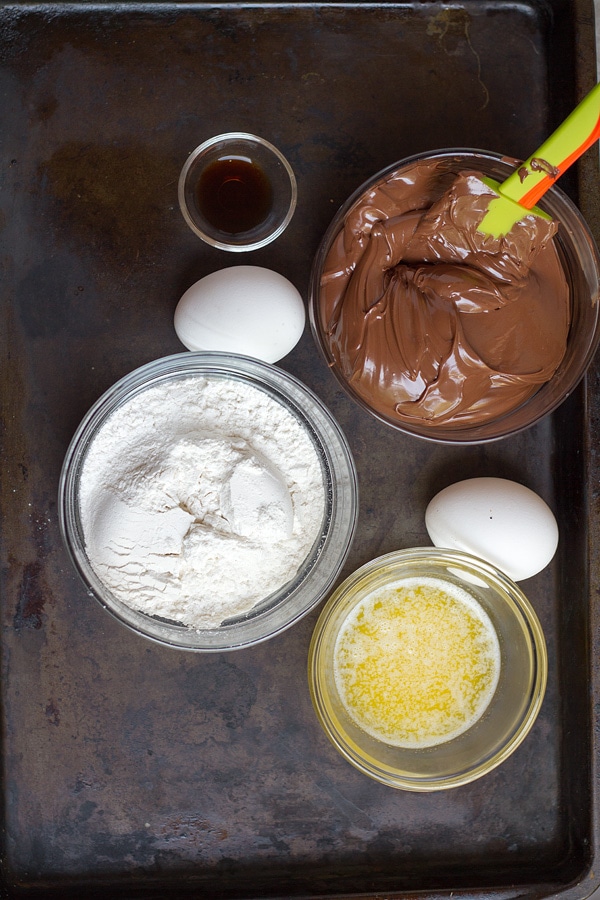 Nutella, flour, melted butter, egg, vanilla extract.